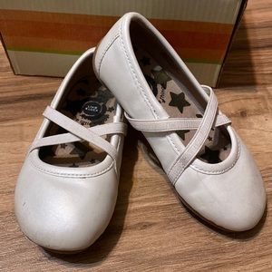 Livie & Luca White Pearl Shimmer Aurora 7 Toddler